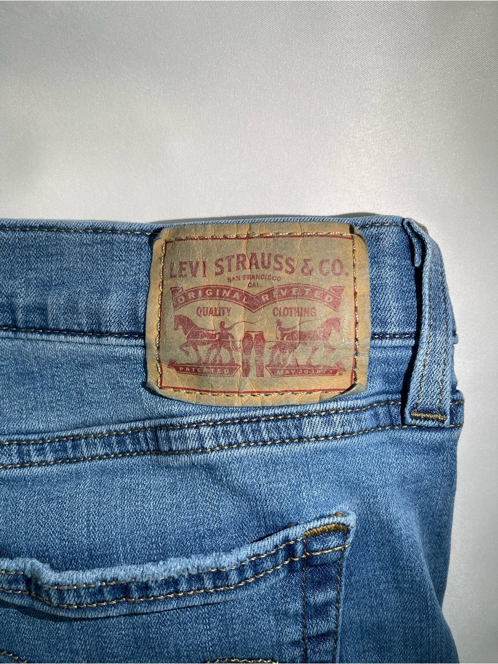 Levi’s Mid-Blue Women's Boyfriend Jeans - Picture 8 of 8